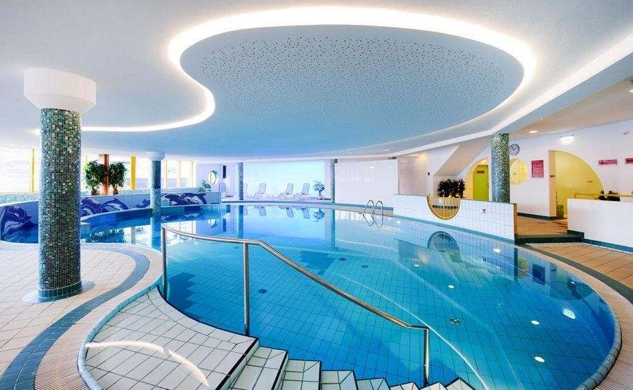 کدامیک برای شما بهتر است استخر روباز یا سرپوشیده؟